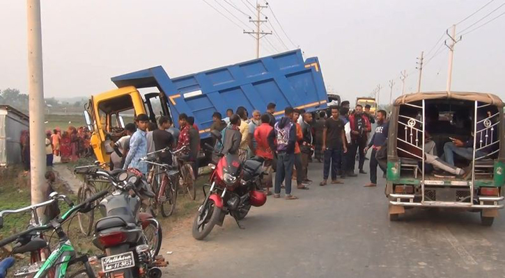 সাতক্ষীরায় ট্রাকচাপায় প্রাণ গেল মোটরসাইকেল চালকের